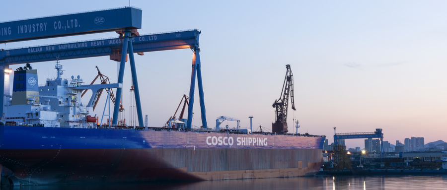 Global shipping development trends and challenges